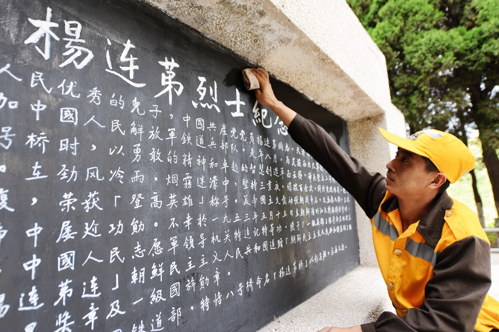 座中国铁路唯一一座以人名命名的铁路桥三代铁路人60年同守这座英雄桥