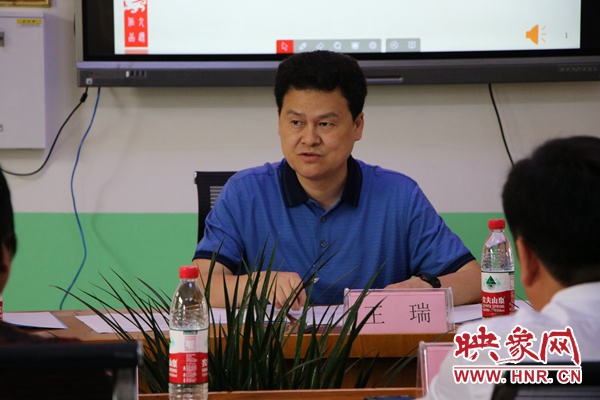 陈曦代表新蔡县教育局对评估组一行的到来表示欢迎并致辞;评估组观看