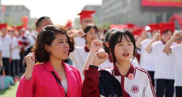 林州世纪学校高中部举行成人礼仪式