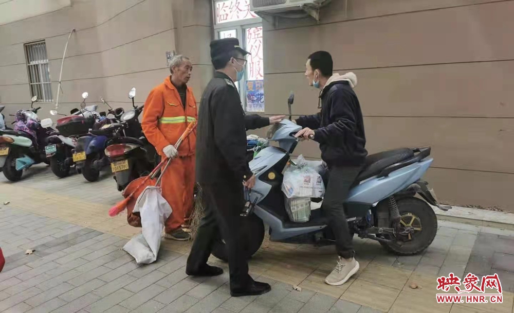 郑州一年轻男子随手扔垃圾 环卫工劝阻遭辱骂