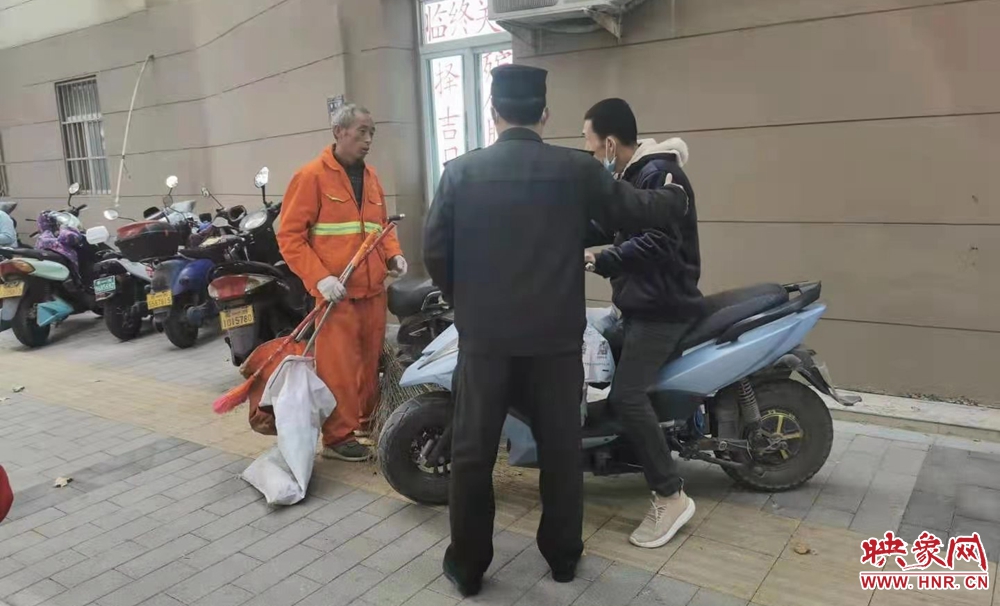 郑州一年轻男子随手扔垃圾 环卫工劝阻遭辱骂