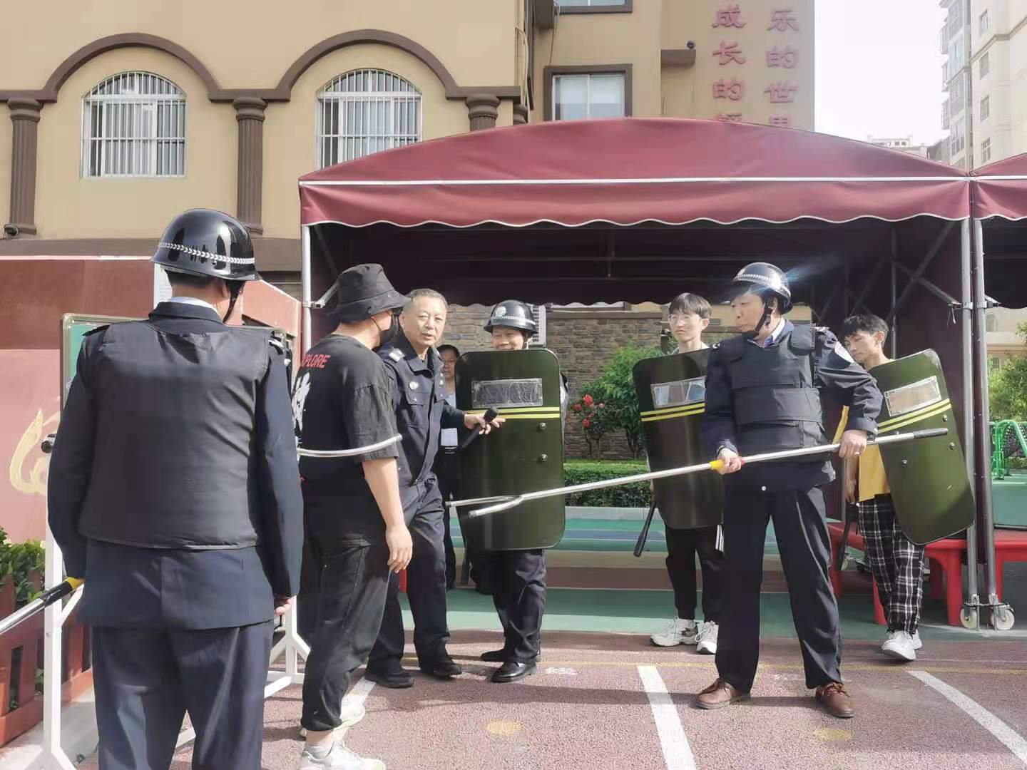 鹤壁市淇滨区公安分局：反恐防暴进幼儿园 应急演练促平安