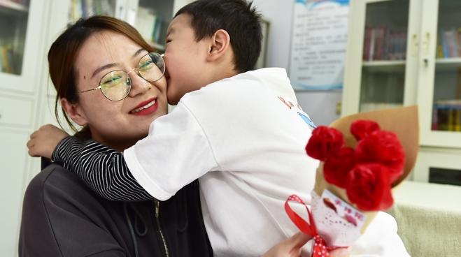小手做花献妈妈 