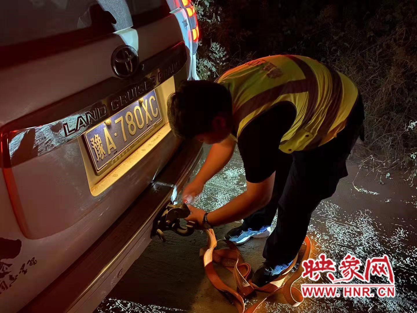 郑州：三轮车大灯“晃瞎”对面车辆 货拉拉被迫开进绿化带