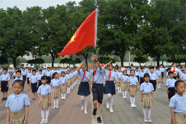 郑州市二七区大学路小学举行一年级少先队员入队仪式