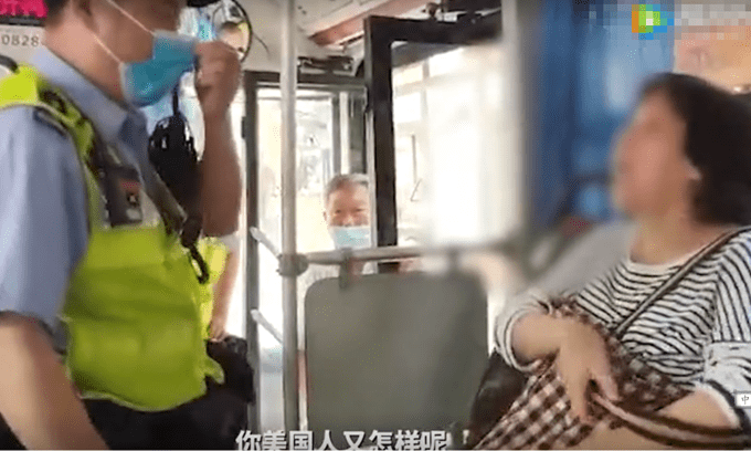 上海一大妈坐公交拒戴口罩怕罚款 称自己是美国人