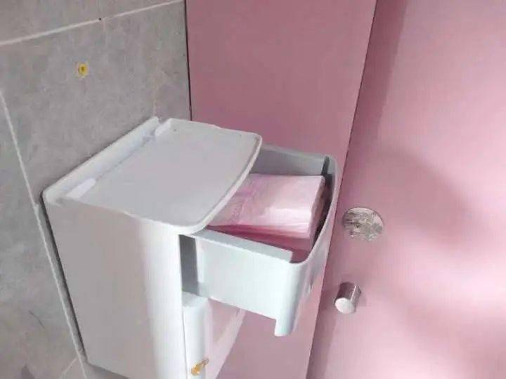 乡村小学男校长推动在女洗手间放免费卫生巾 一学期500片