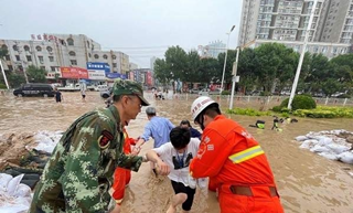 濮阳城市管理局组织人员全力上街抗涝