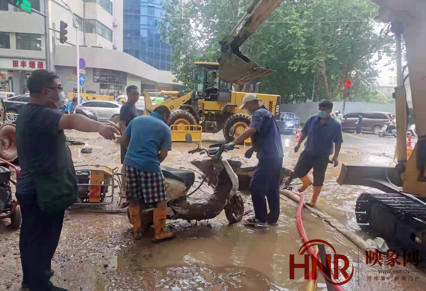 郑州纬五路爆管后正欲抽水除险 男子骑电动车连人带车冲入水坑