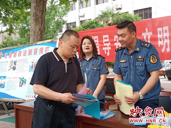 郏县交通运输执法局开展安全生产月宣传活动