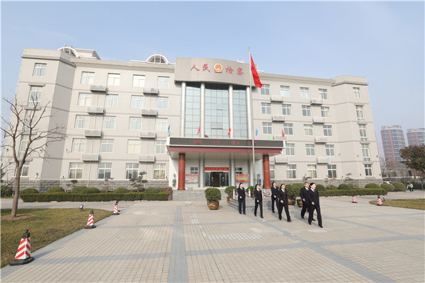 2019年12月3日,刘某和学校代表这一对"老冤家"来到新乡市检察院,当场