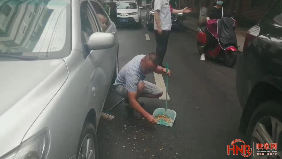 男车从车窗狂吐瓜子皮惹众怒 郑州警察：自己清理干净