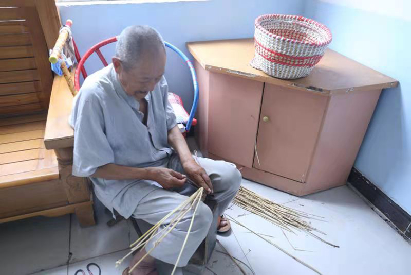 商丘柘城71岁老人用秸秆手编草辫远销国外02咱不愁吃不愁喝02就图