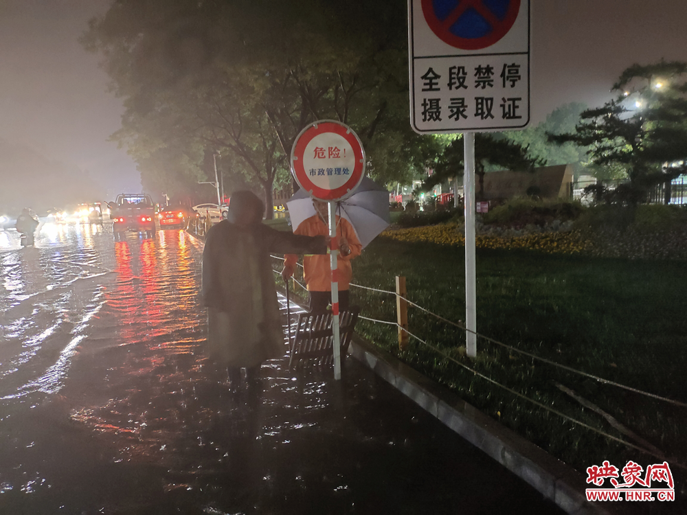 大雨突袭郑州 市政人员夜间值守确保道路通行安全