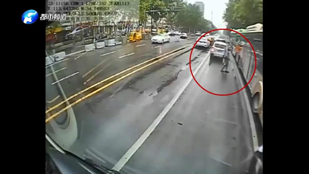 险！盲人横穿马路差点撞车上，关键时刻“女侠”出手了……