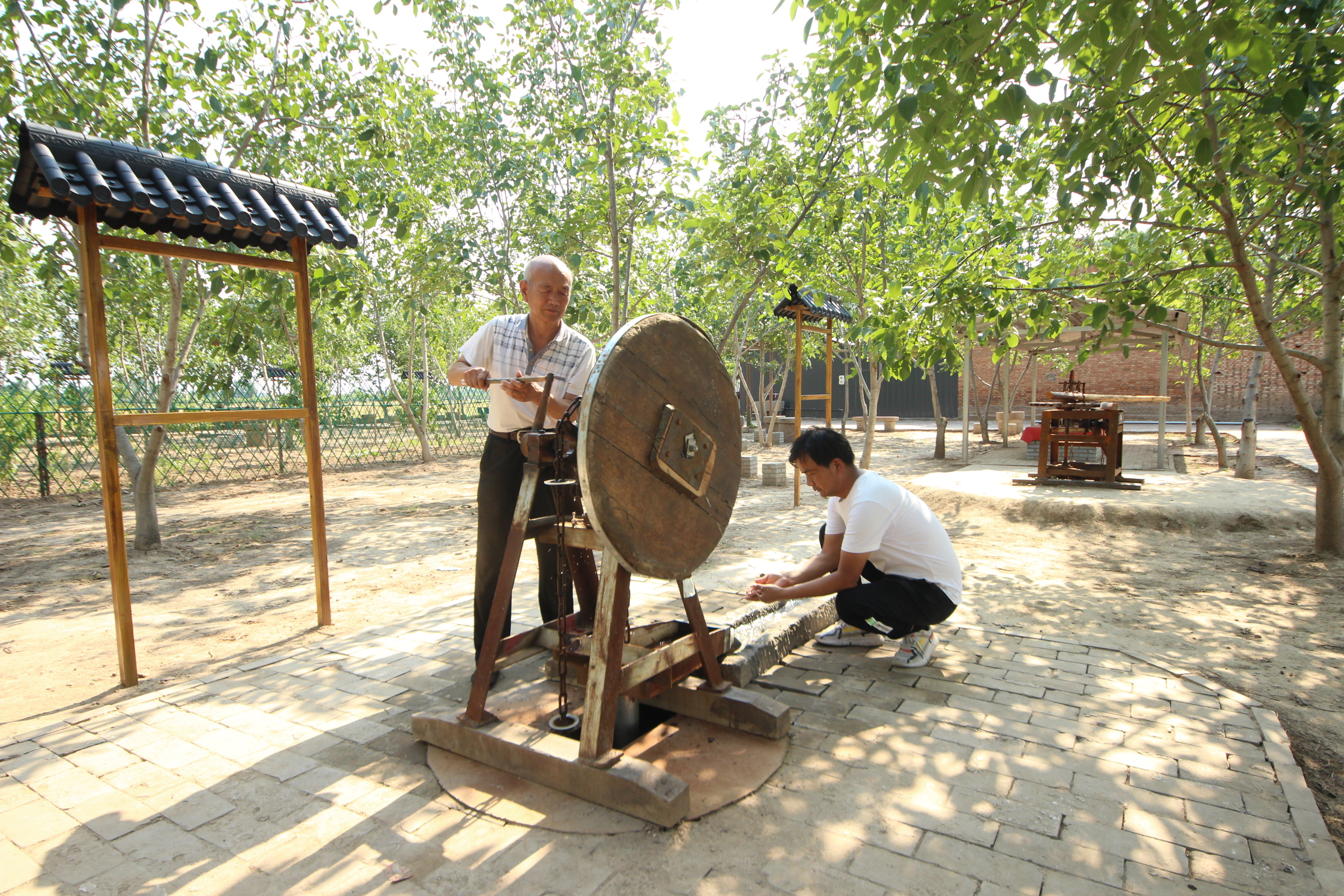 老式手推水车图片