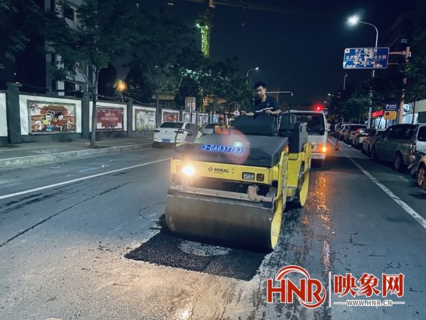 气温或超40℃ 郑州市政工人用汗水维护市区道路设施