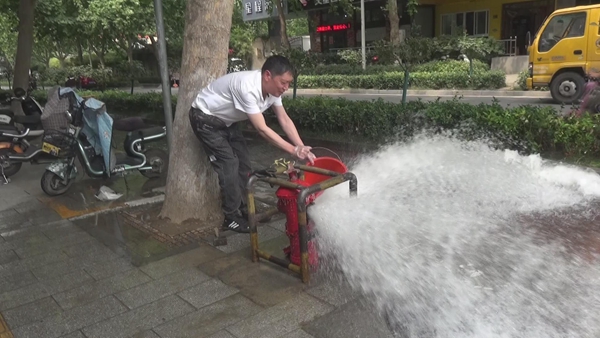 郑州多个消防突然喷水市民有误解 原来是自来水“犯浑”