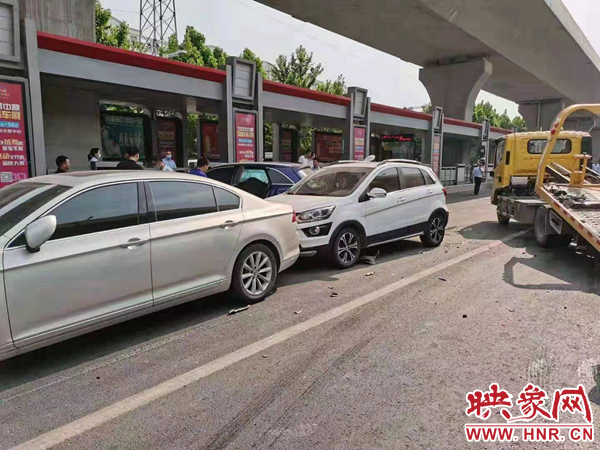 郑州一轿车速度太快撞上等信号灯车辆 引发4车连环相撞