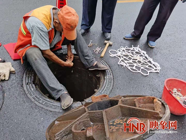 汛期来临 郑州窨井装上承重300斤的防坠网