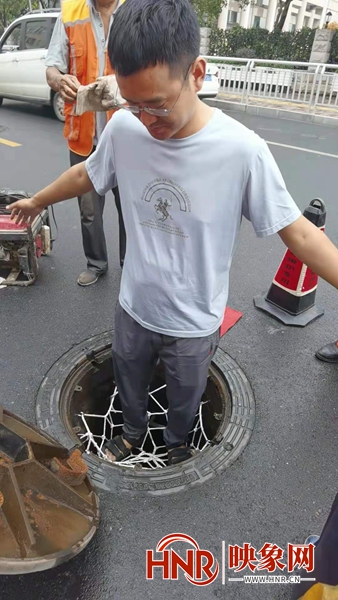 汛期来临 郑州窨井装上承重300斤的防坠网