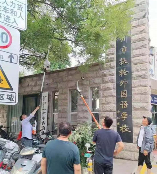管城城管为考生擦亮清新绿景