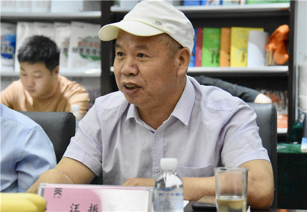 河南财政金融学院金融学院院长王文剑,交通银行洛阳分行行长崔新来则