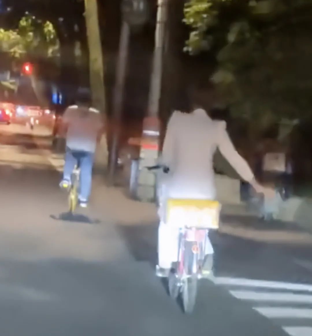 杭州一女子大撒把站着骑车数公里 吓懵路人：彻底服了