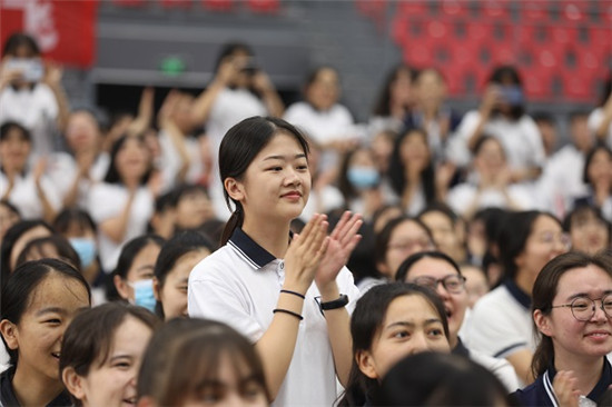 同学们鼓掌喝彩