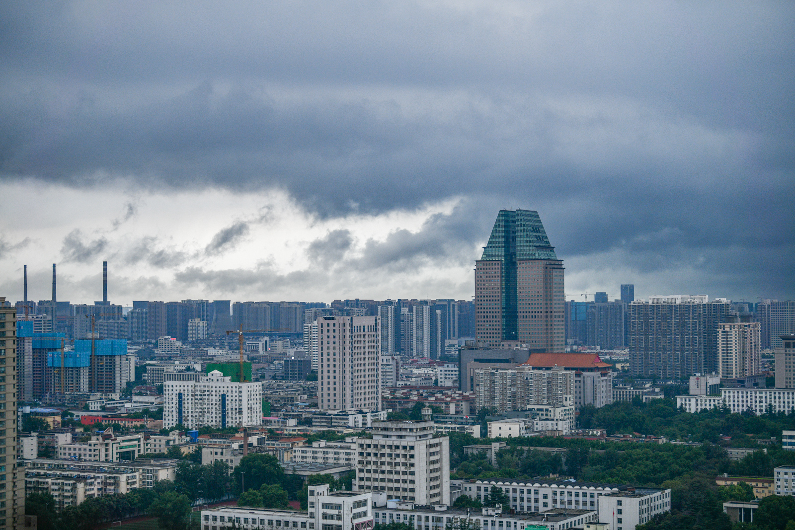 三伏天迎来强降雨！河南郑州市区乌云密布白天变黑夜
