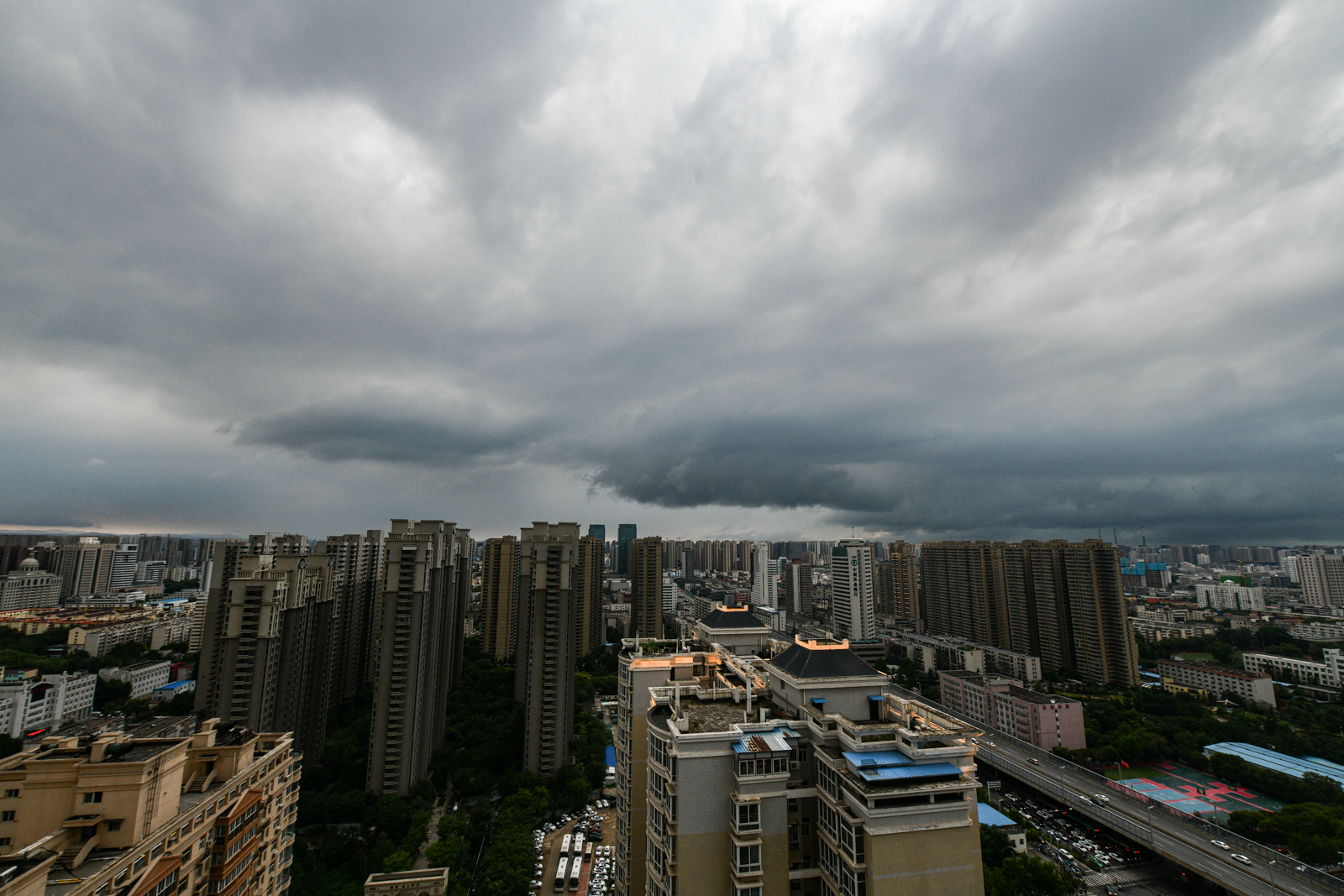 郑州暴雨来袭 白天瞬间成黑夜 郑州城区现罕见“绿色天空”-新闻频道-和讯网