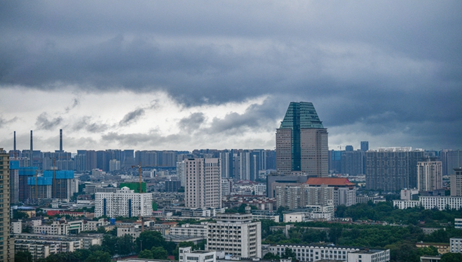 三伏天迎来强降雨！河南郑州市区乌云密布白天变黑夜