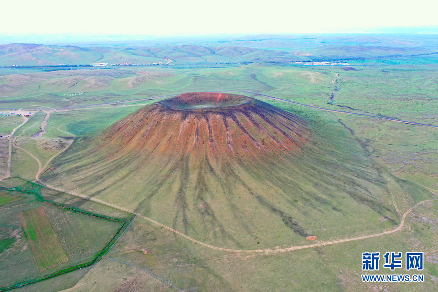 500米高空俯瞰草原火山