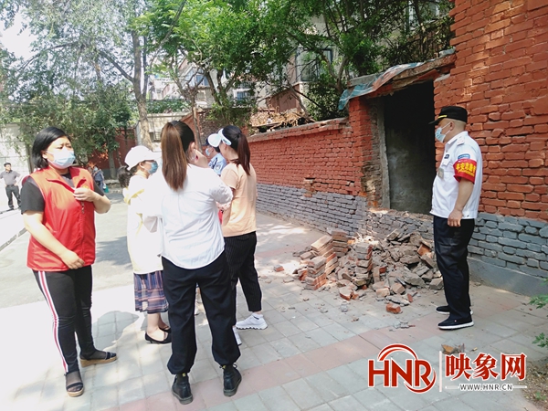 奇葩！郑州一老太为抄近路 私自扒开小区院墙惹众怒