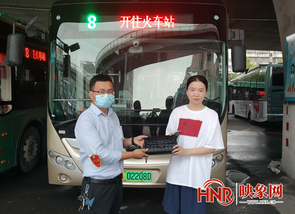 郑州：外地乘客公交车上丢失重要物品 多方联系物归原主