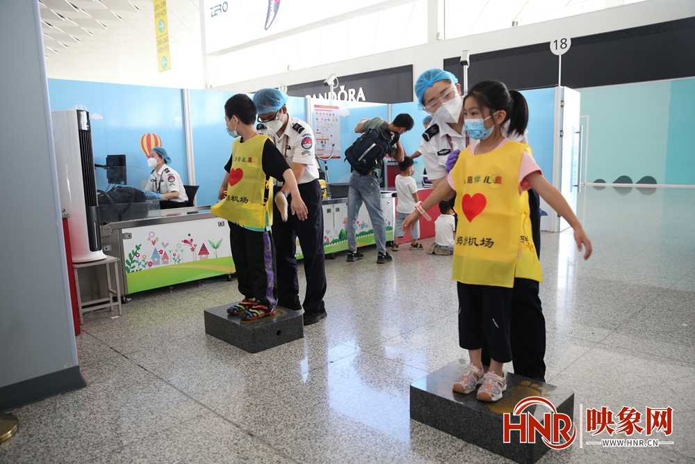 暑运开启 小朋友单独乘机享受郑州机场一站式护送 