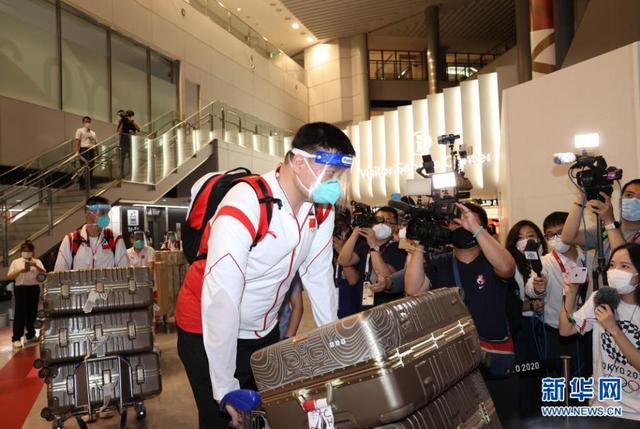 中国体育代表团部分成员抵达日本东京