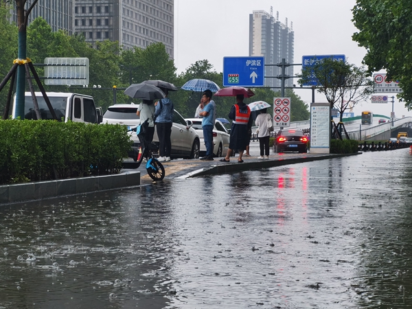 洛阳开元大道长厦门街路口暴雨来袭积水成河