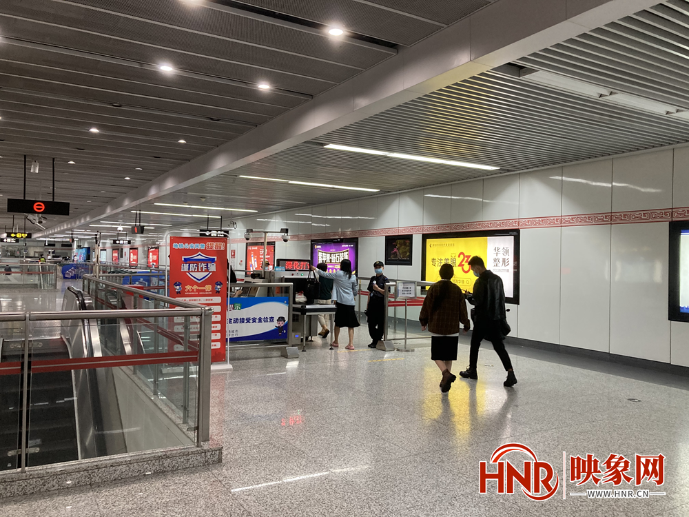 郑州地铁启动应急机制02全力保障市民乘客安全出行