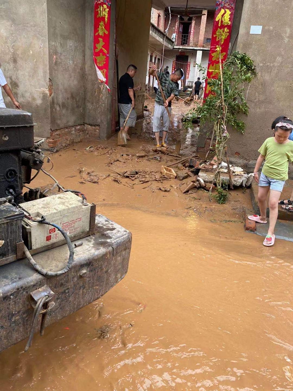洛阳伊川洪水退去村民一边等救援一边开始收拾狼藉