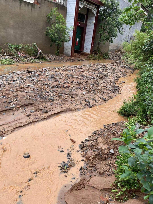 洛阳伊川洪水退去村民一边等救援一边开始收拾狼藉