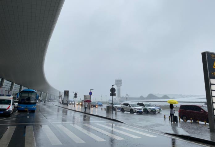 持续大雨对郑州机场造成影响各方紧急联动确保旅客出行秩序平稳