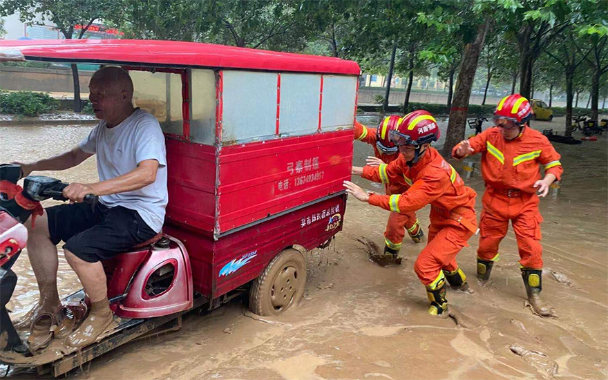 看到这些图片泪目了！感谢郑州暴雨中的这抹“红”