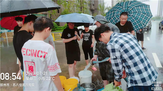 郑州市管城回族区南曹街道办事处：强降雨导致停电断水 组织协调送水解民忧