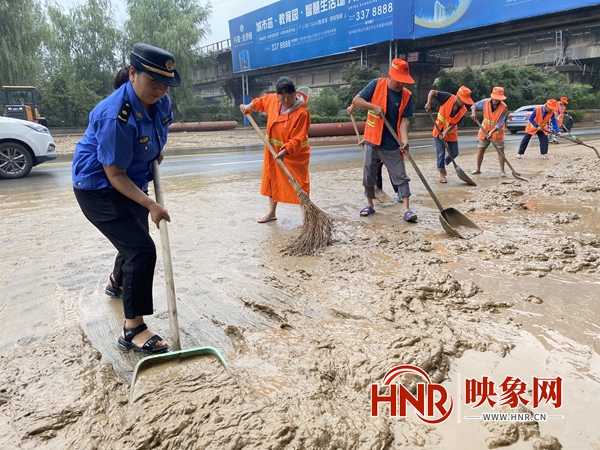 鲁山县全力以赴开展雨后淤泥清洁工作