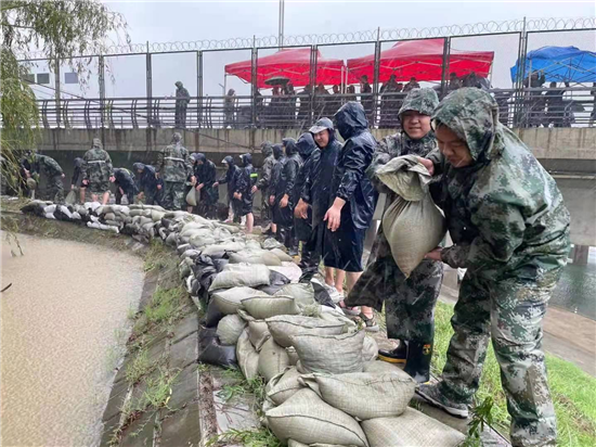 “退役不褪色 防汛勇当先”——郑州市管城回族区十八里河街道退役军人积极开展防汛救灾