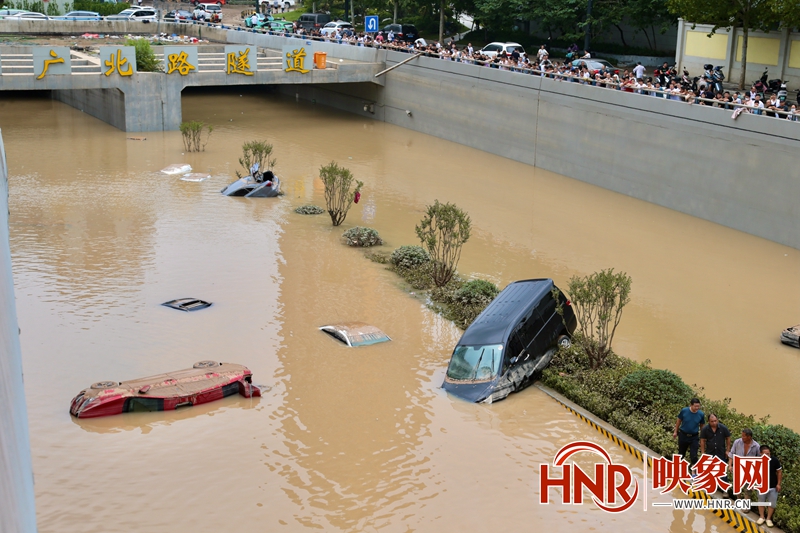 经过连夜抽水作业京广路隧道水位下降被淹车辆车主开始自救图集