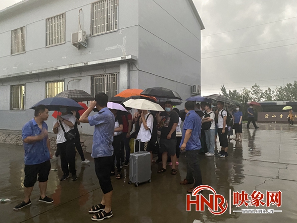 特大暴雨致多趟列车临时停靠 郑州铁路部门全力疏散滞留旅客