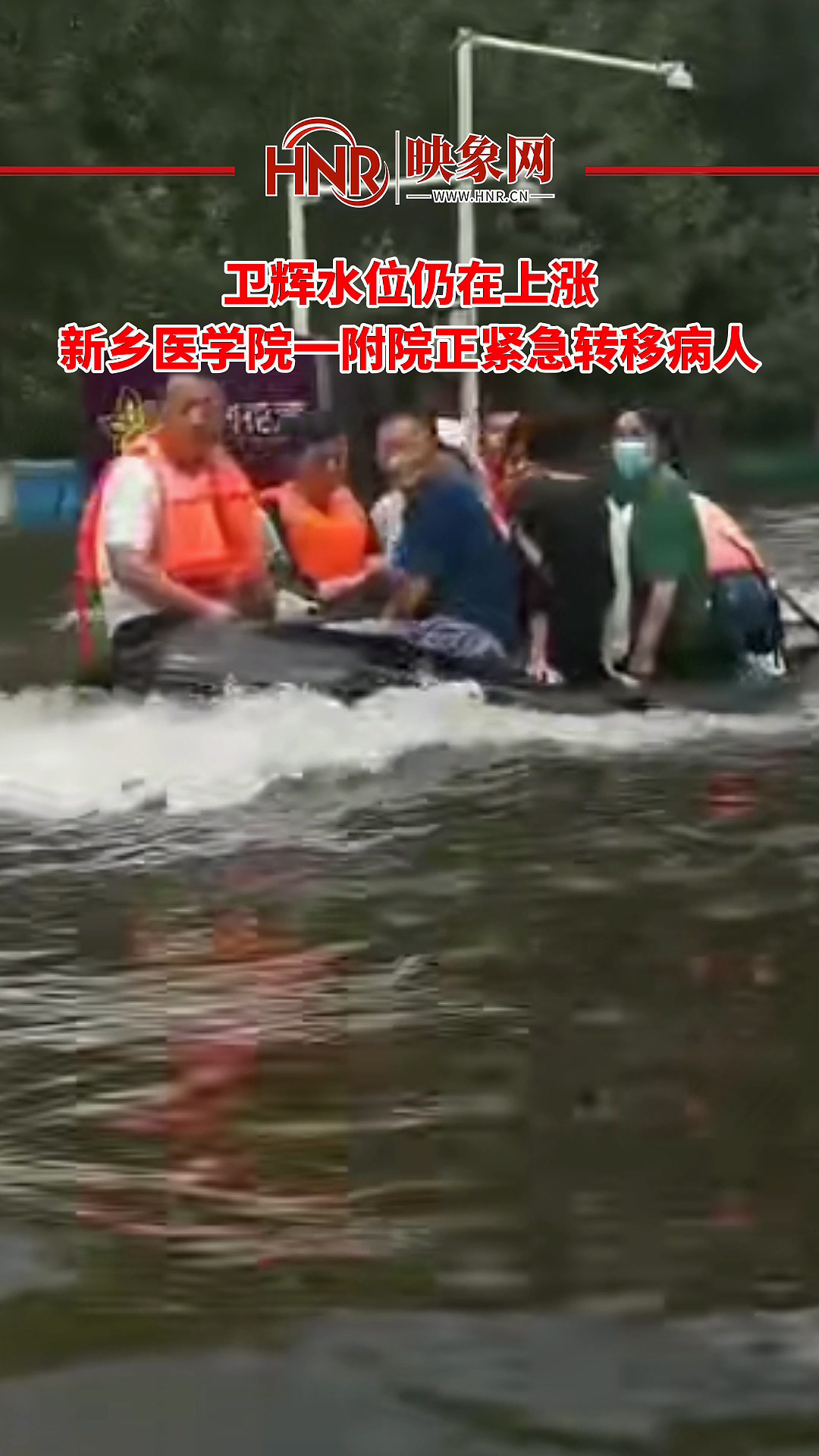救援卫辉挖掘机司机拍视频呼吁 请别让救援车辆堵在路上