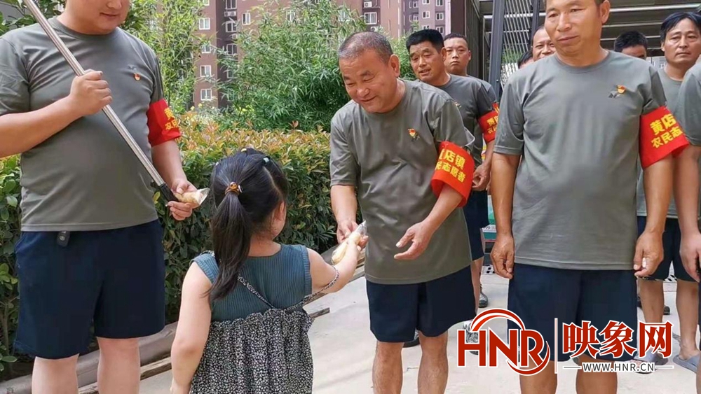 “以后我们就是一家人！” 郑州社区群众含泪送别救援队伍